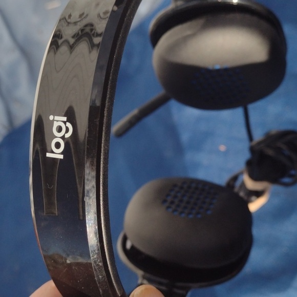 Logitech Black Wireless Headset NWT - Picture 2 of 4